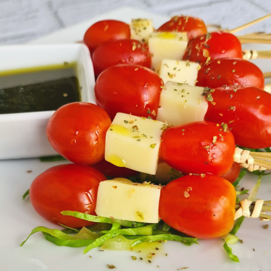 Imagen de Brochetas de mozzarella con tomate cherry