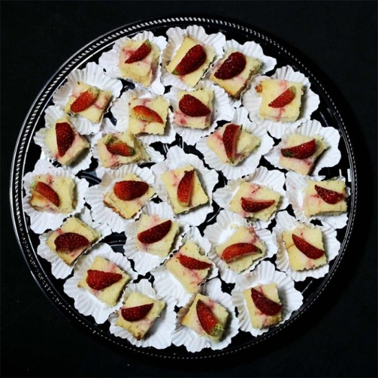 Picture of Bandeja de biscocho de vainilla con sirope de fresa